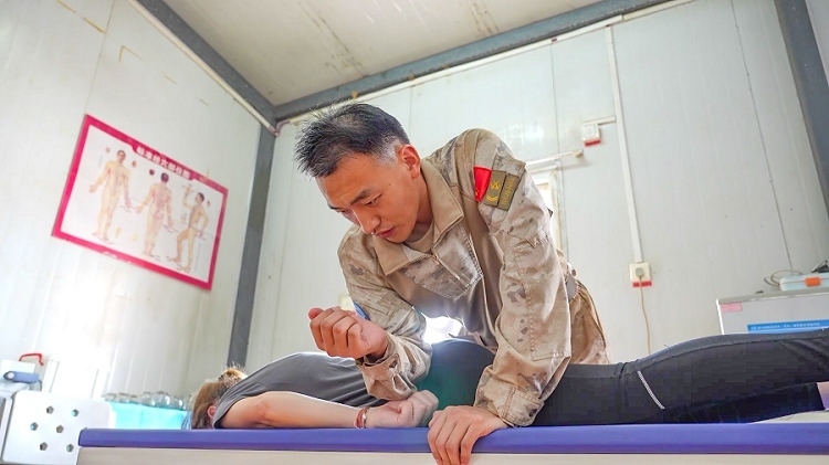 體驗中醫(yī)推拿。王軍杰攝