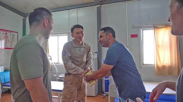 外國友人致謝。王軍杰攝