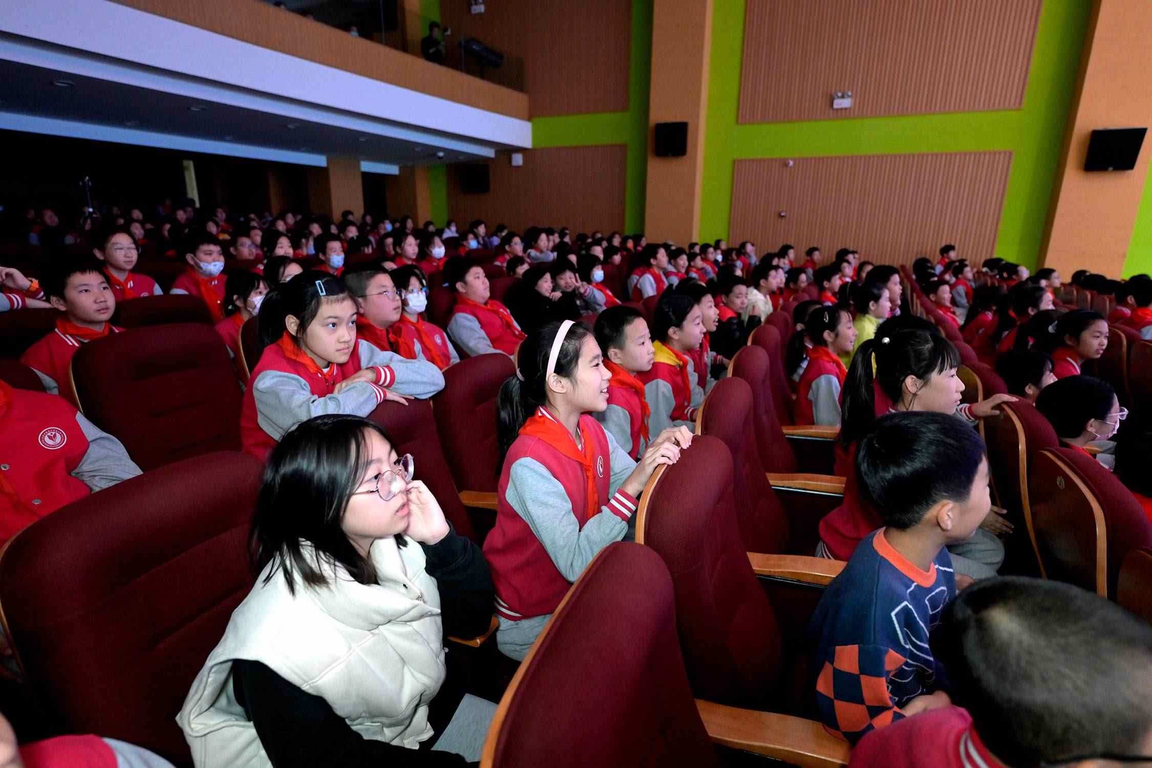 花校區(qū)學(xué)生現(xiàn)場歡呼照片。主辦方供圖