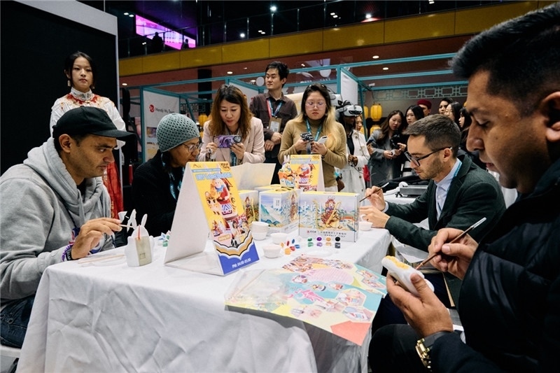 觀眾參加“兔兒爺”手工坊。楊浩鵬攝