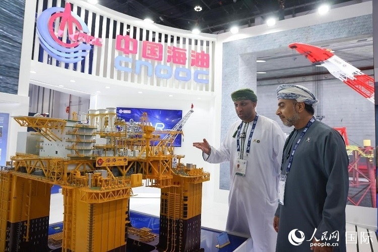 觀眾在中國(guó)海油展臺(tái)參觀。人民網(wǎng)記者 任皓宇攝