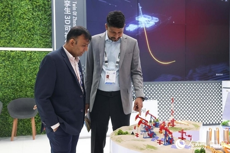 觀眾在了解中企產(chǎn)品。人民網(wǎng)記者任皓宇攝 