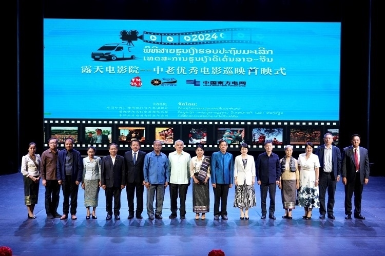 老撾人民革命黨中央政治局委員、建國(guó)陣線中央委員會(huì)主席辛拉馮·庫(kù)派吞（右七），中國(guó)駐老撾大使方虹（右六）出席首映式