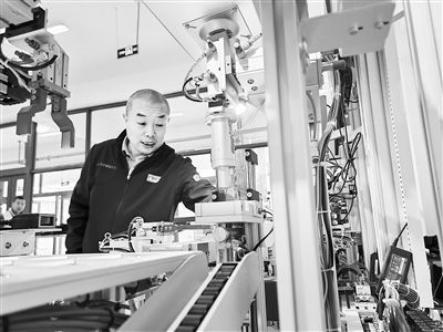 郭海青在檢查車床加工設(shè)備。 受訪者供圖