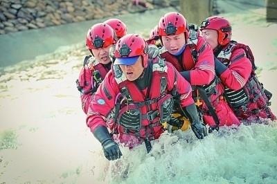  山東省日照市消防救援支隊消防員正在進行多人淺灘涉水橫渡訓(xùn)練。圖片由國家消防救援局提供