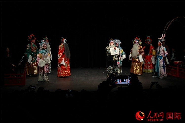 演員向觀眾謝幕。人民網(wǎng)記者 尚凱元攝