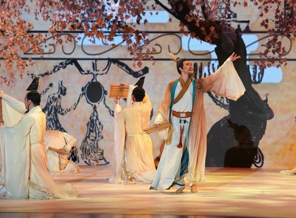 11月6日，演職人員在表演民族舞劇《孔子》片段。新華社記者 張晨霖 攝