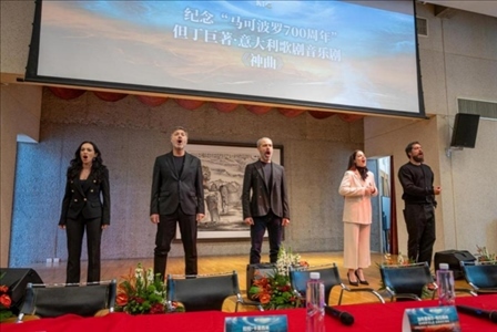 發(fā)布會(huì)現(xiàn)場(chǎng)，主創(chuàng)表演音樂(lè)劇片段。主辦方供圖