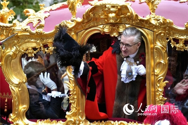 新任金融城市長阿拉斯泰爾·金向人群致意。吳若鳴攝