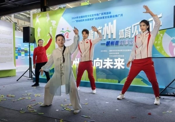 三位奧運(yùn)冠軍進(jìn)行陳式太極拳表演。 人民網(wǎng)記者 楊磊攝