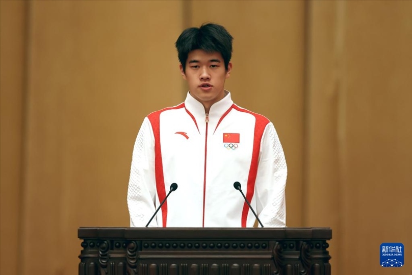 11月15日，游泳運(yùn)動(dòng)員潘展樂(lè)在報(bào)告會(huì)上發(fā)言。新華社記者 李明 攝