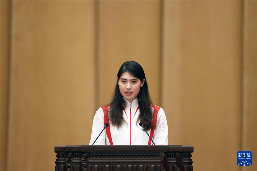 11月15日，游泳運(yùn)動(dòng)員張雨霏在報(bào)告會(huì)上發(fā)言。新華社記者 李明 攝
