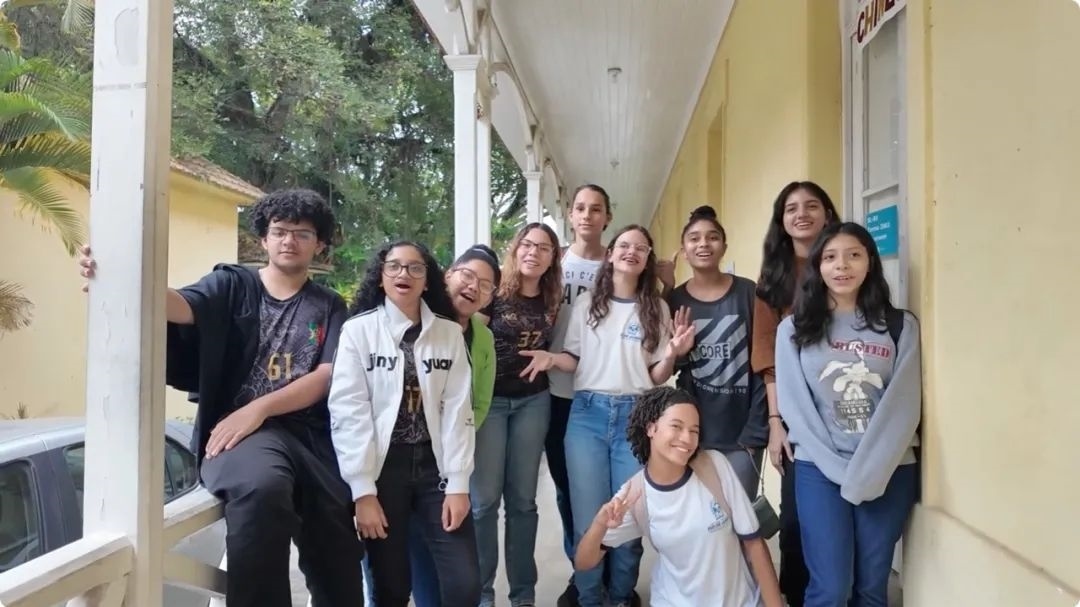 學(xué)生們用中文跟島叔問(wèn)好。作者供圖