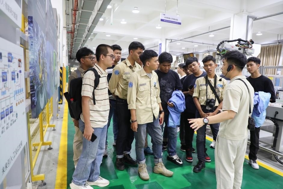 來華留學(xué)生在工程實(shí)踐中心上課。教育部職業(yè)教育與成人教育司供圖