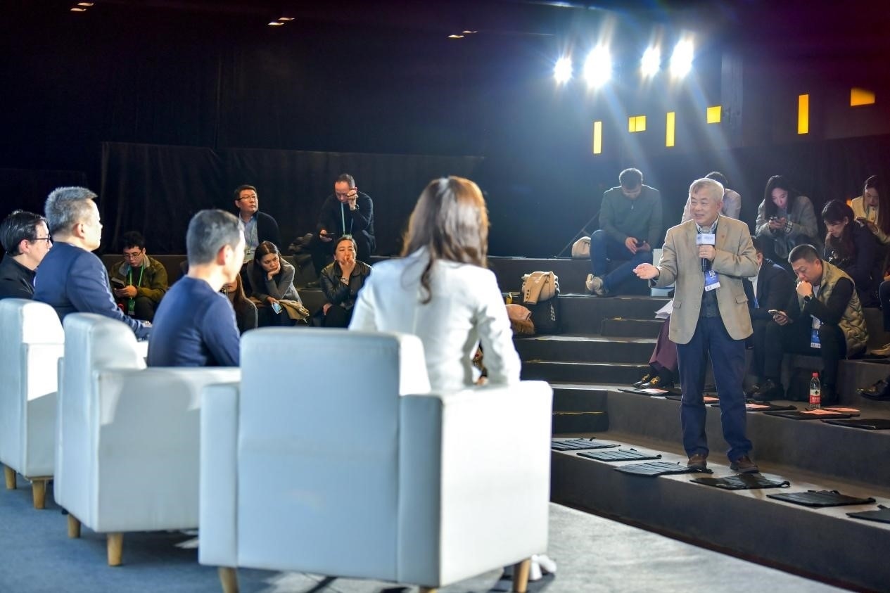 陳長汶教授與對話嘉賓現(xiàn)場互動。人民網記者 任峰濤攝