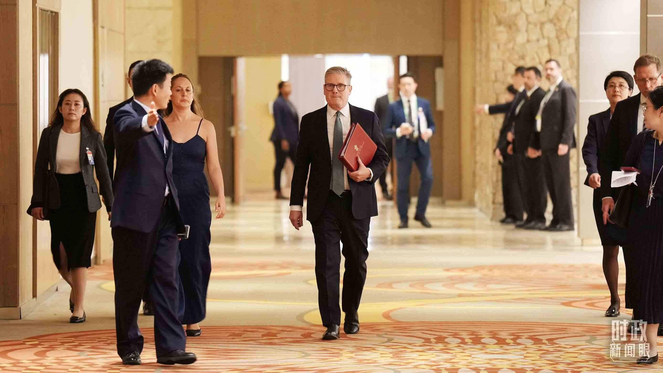 英國首相斯塔默抵達(dá)會(huì)見現(xiàn)場，這是他首次同習(xí)主席面對面交流。