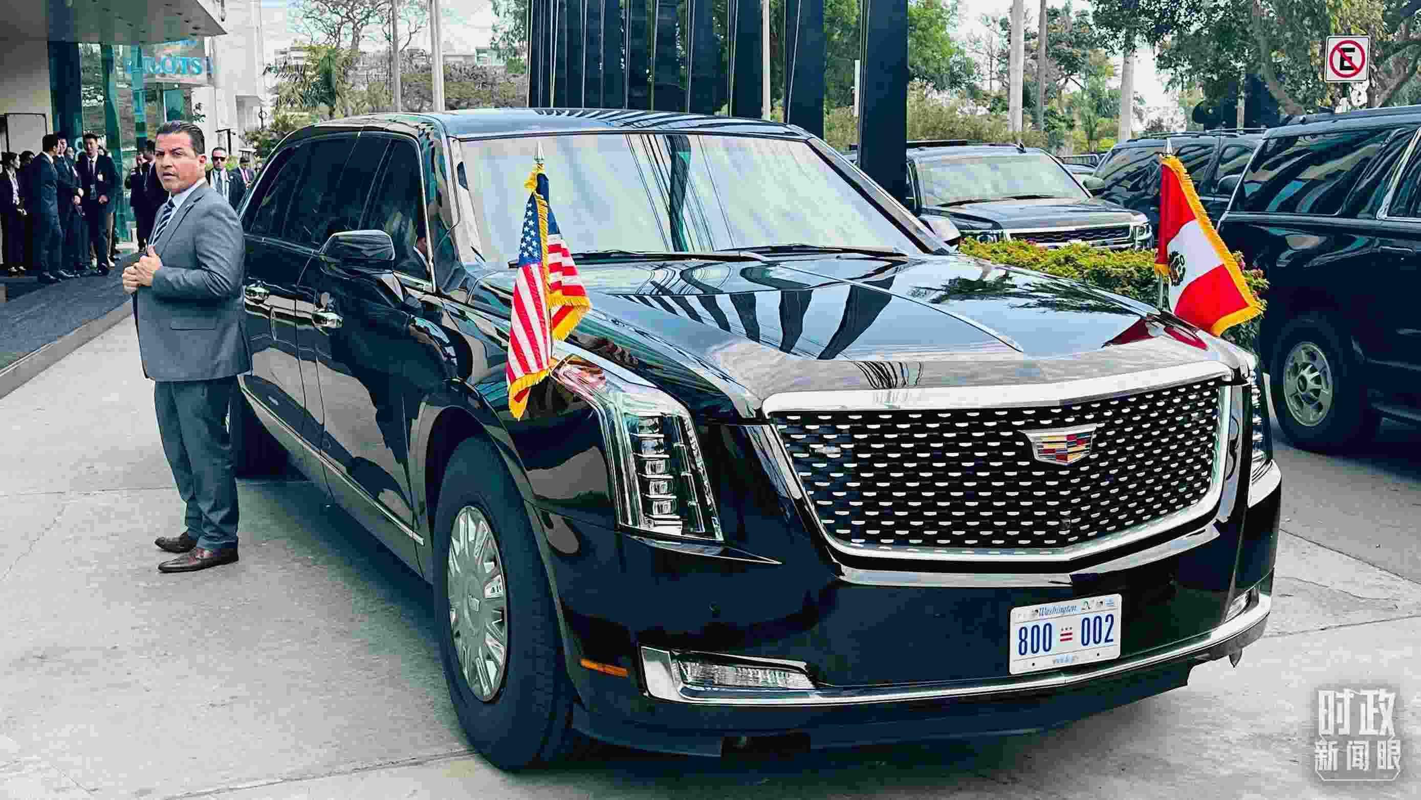 美國總統(tǒng)拜登乘車抵達(dá)中美元首會(huì)晤現(xiàn)場。（總臺(tái)央視記者范一鳴拍攝）