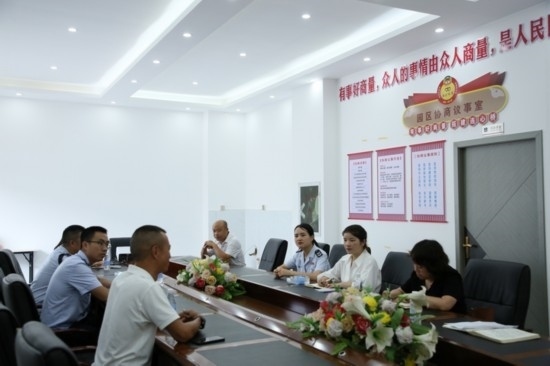 榕江縣稅務(wù)局在園區(qū)協(xié)商議事室協(xié)調(diào)解決企業(yè)訴求。黔東南州稅務(wù)局供圖