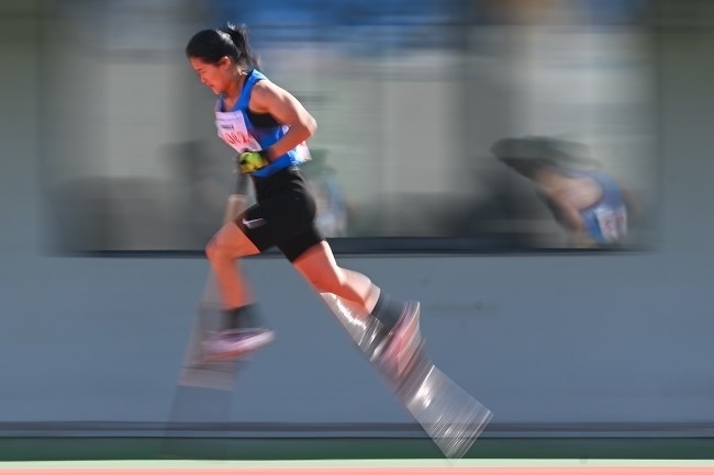 11月28日，海南隊(duì)選手吳明芬在高腳競(jìng)速比賽中。新華社記者 杜子璇攝