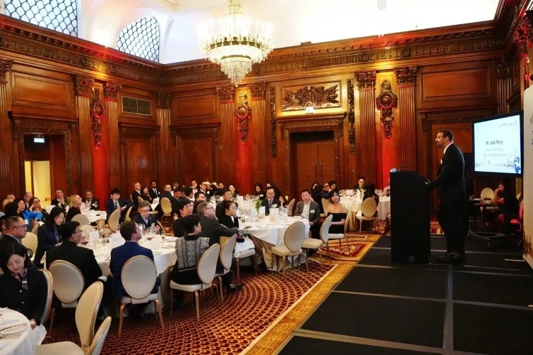 中英各界代表歡聚一堂展望2025新航程。吳若鳴攝