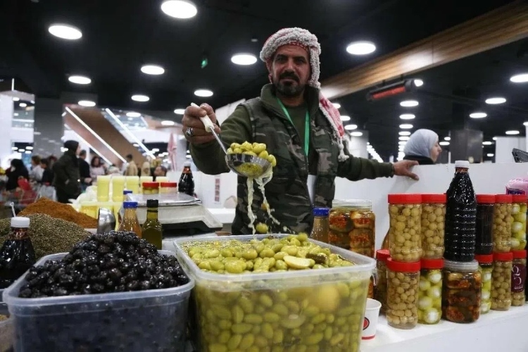 一位展商展示腌橄欖。納達爾·達烏德攝