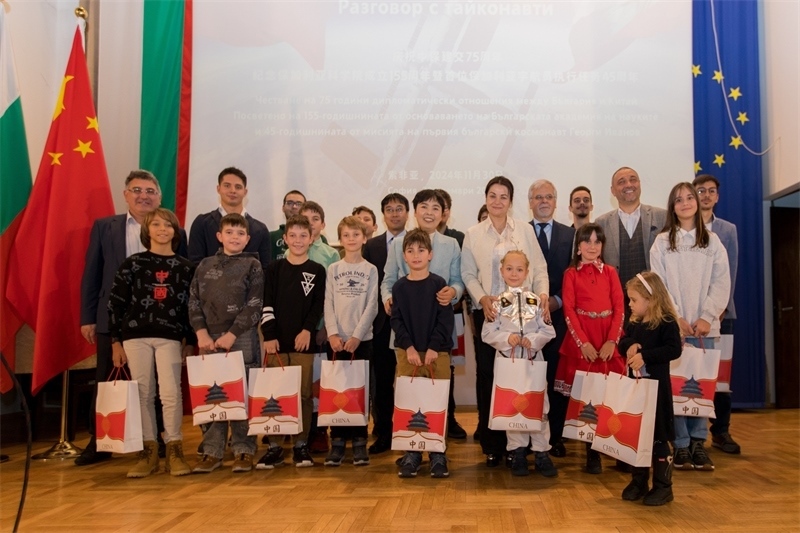 為保加利亞青少年頒發(fā)獎(jiǎng)品。中國駐保加利亞大使館供圖