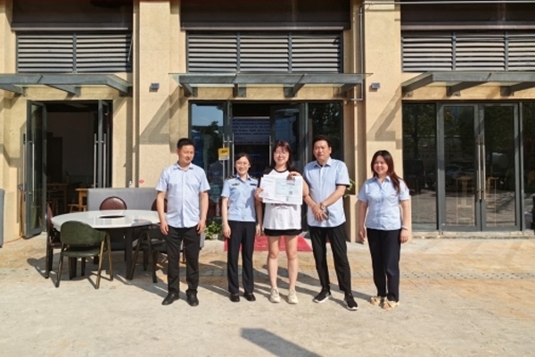 當(dāng)?shù)毓ぷ魅藛T上門為經(jīng)營者送來了證件。蒼溪縣行政審批和數(shù)據(jù)局供圖