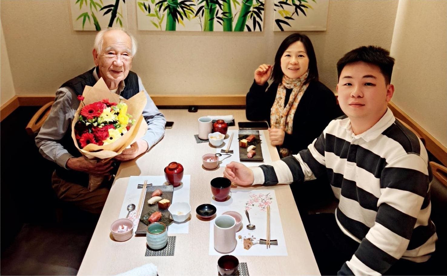 佐佐木俊一與彭林（中）、彭俊霖（右）在一起。