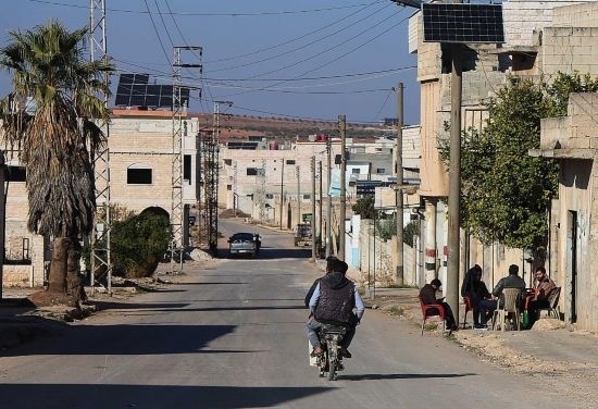 這是12月1日拍攝的敘利亞哈馬省北部一處城鎮(zhèn)街道。新華社發(fā)