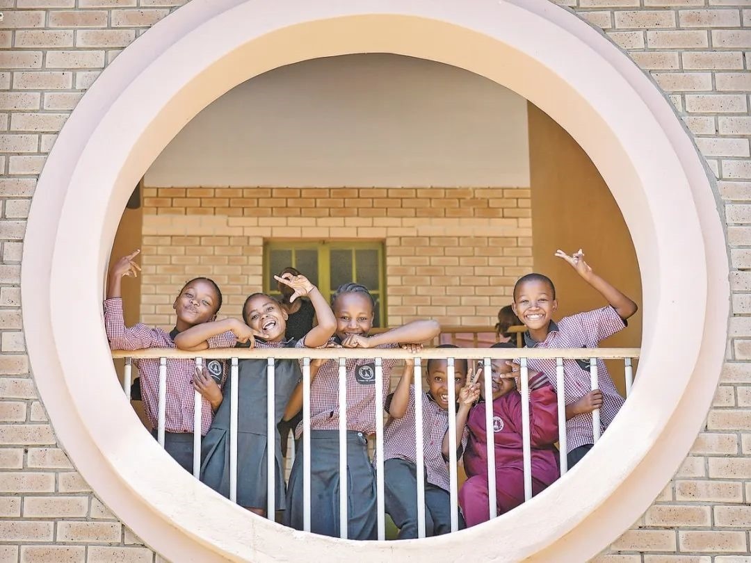 位于博茨瓦納南部的莫帕尼小學(xué)是中國(guó)援建的現(xiàn)代化學(xué)校，當(dāng)?shù)貎和慕逃龡l件因此得到改善。圖為莫帕尼小學(xué)課間休息的學(xué)生們。新華社記者 韓旭 攝