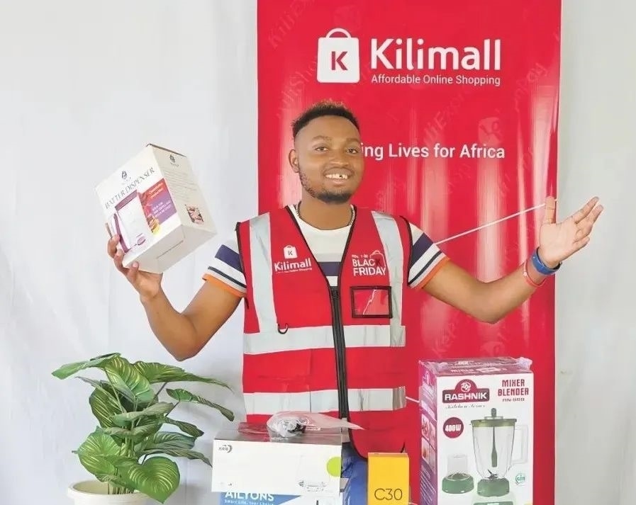 隨著“絲路電商”國(guó)際合作深入推進(jìn)，共建“一帶一路”國(guó)家雙多邊數(shù)字貿(mào)易規(guī)則對(duì)接不斷強(qiáng)化。借助“絲路電商”合作機(jī)制，肯尼亞主播迪克森·恩甘加在當(dāng)?shù)刂辈ж?。劉婉?攝（新華社發(fā)）