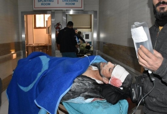 11月29日，在敘利亞阿勒頗，傷者被送往醫(yī)院接受治療。新華社發(fā)