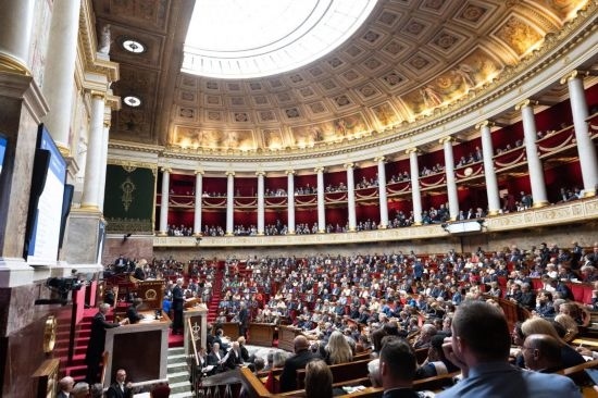 10月1日，法國總理巴尼耶在位于巴黎的法國國民議會(huì)發(fā)表演講。新華社發(fā)（杰克·陳攝）