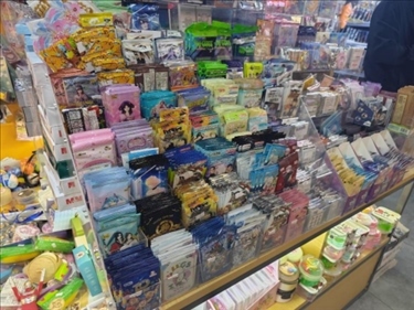 北京某文具店卡牌盲盒柜臺，未設(shè)相關(guān)提醒。人民網(wǎng)記者 黃鈺攝