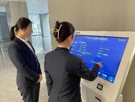 督查專(zhuān)班查看事項(xiàng)覆蓋“全不全”辦事流程“通不通”。 圖片來(lái)源：江蘇南通啟東市數(shù)據(jù)局