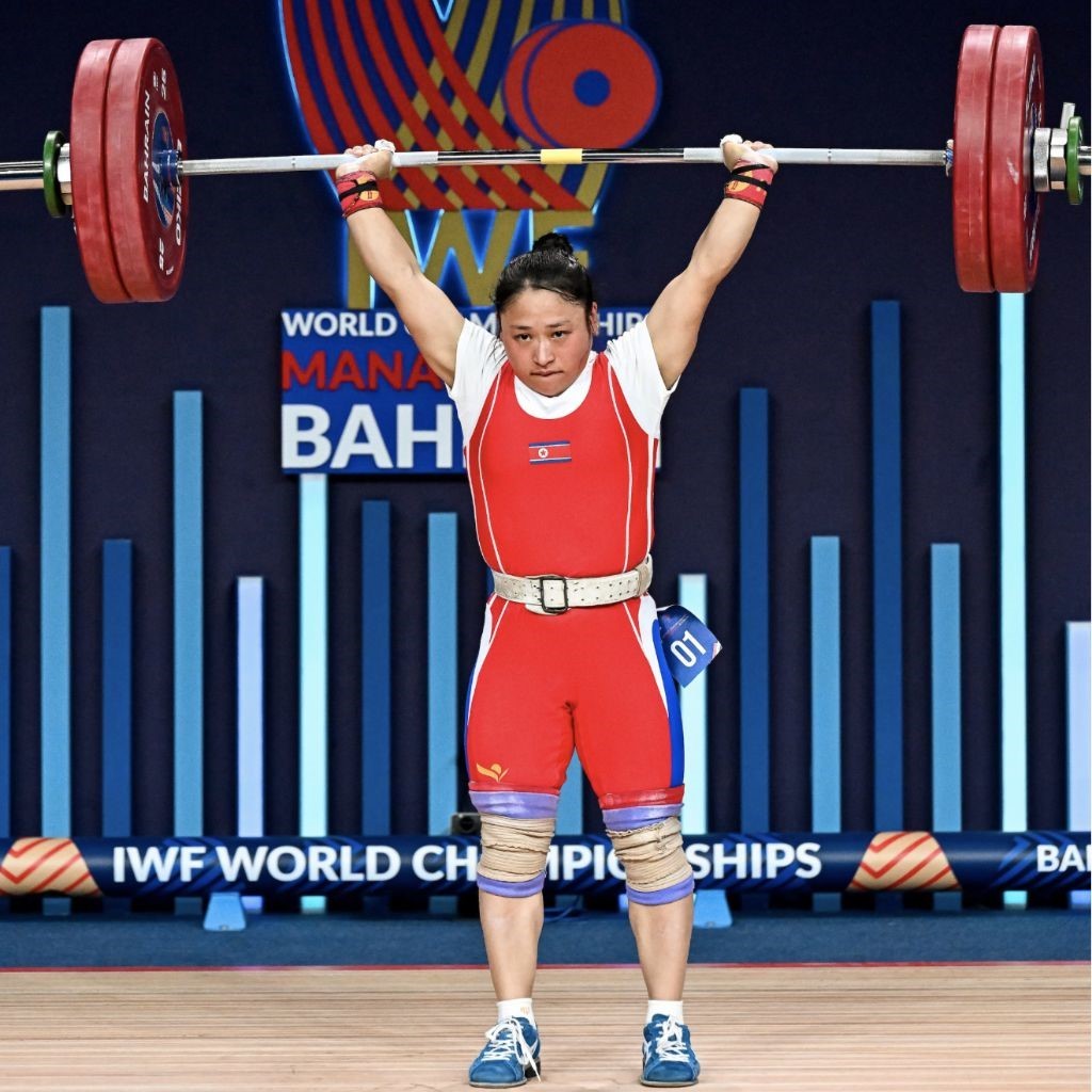 圖為李盛金在比賽中。圖片來源于國際舉重聯(lián)合會官網(wǎng)