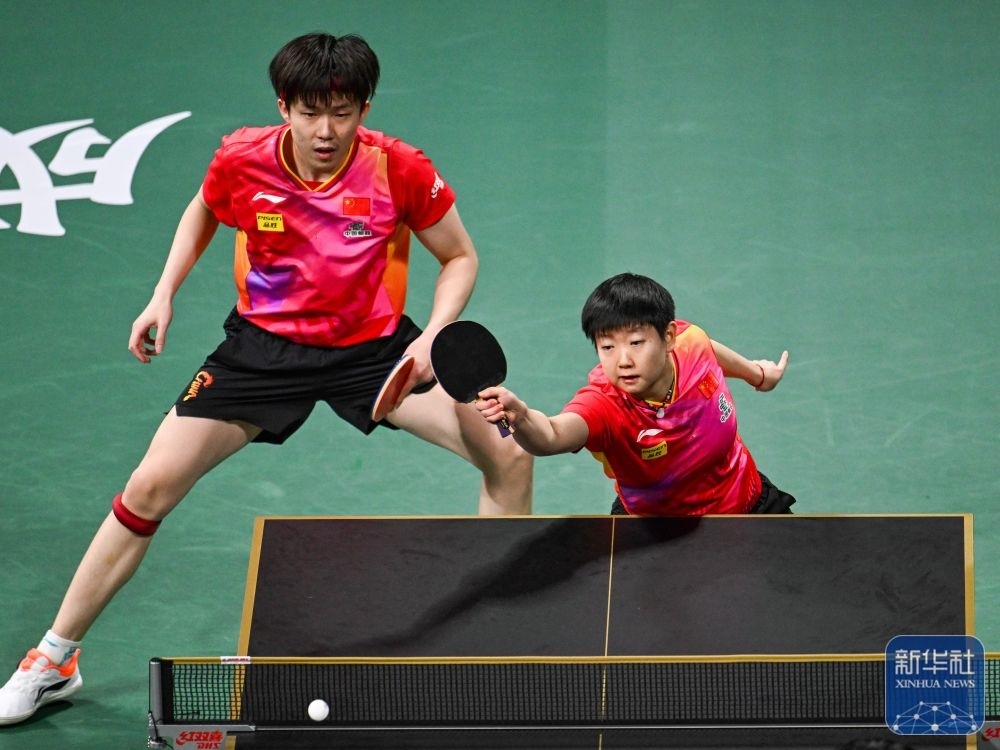 ↑中國隊組合王楚欽/孫穎莎（右）在混雙比賽中。新華社記者 王曦 攝