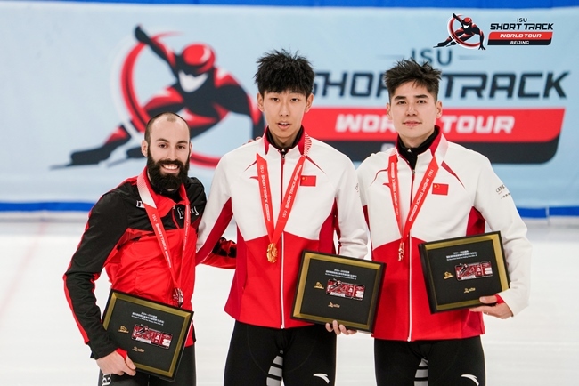 男子500米頒獎儀式，中國選手孫龍(中)奪得冠軍，加拿大選手杜博伊斯(左)獲得亞軍，中國選手劉少昂獲得季軍。賽事組委會供圖
