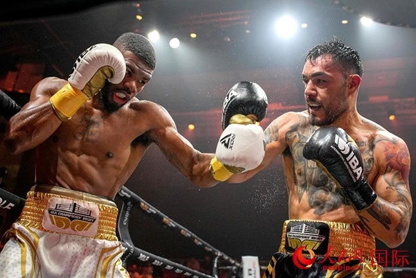 來(lái)自剛果民主共和國(guó)的帕特里克·穆卡拉（右）獲得了非洲80公斤級(jí)冠軍。人民網(wǎng) 塔里克·易卜拉欣攝