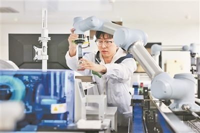 廣東省深圳市科研人員在實驗室調(diào)試智能機器人。視覺中國供圖