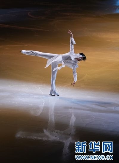 圖為羽生結(jié)弦在表演中。記者 錢錚 攝