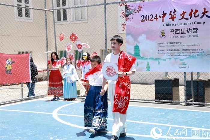 《SHOW美中華》通過國風服飾走秀，將傳統(tǒng)文化與現(xiàn)代創(chuàng)意完美結(jié)合。人民網(wǎng)記者 陳海琪攝