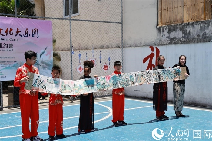 《一書一畫》展現(xiàn)了小營員們的繪畫技巧。人民網(wǎng)記者 陳海琪攝