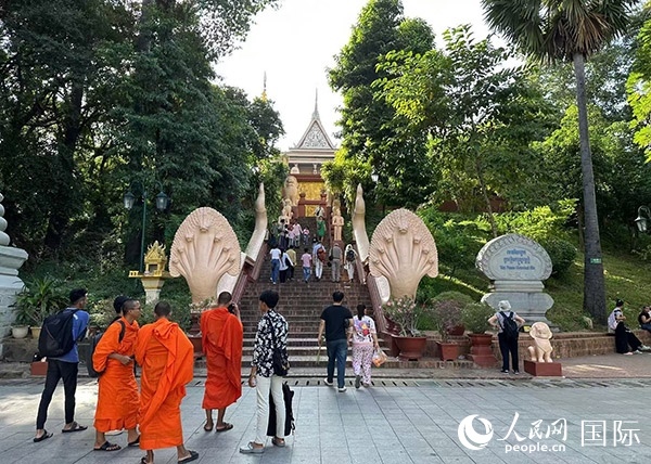 游客在金邊塔山寺游玩。人民網(wǎng)記者 簡承淵攝