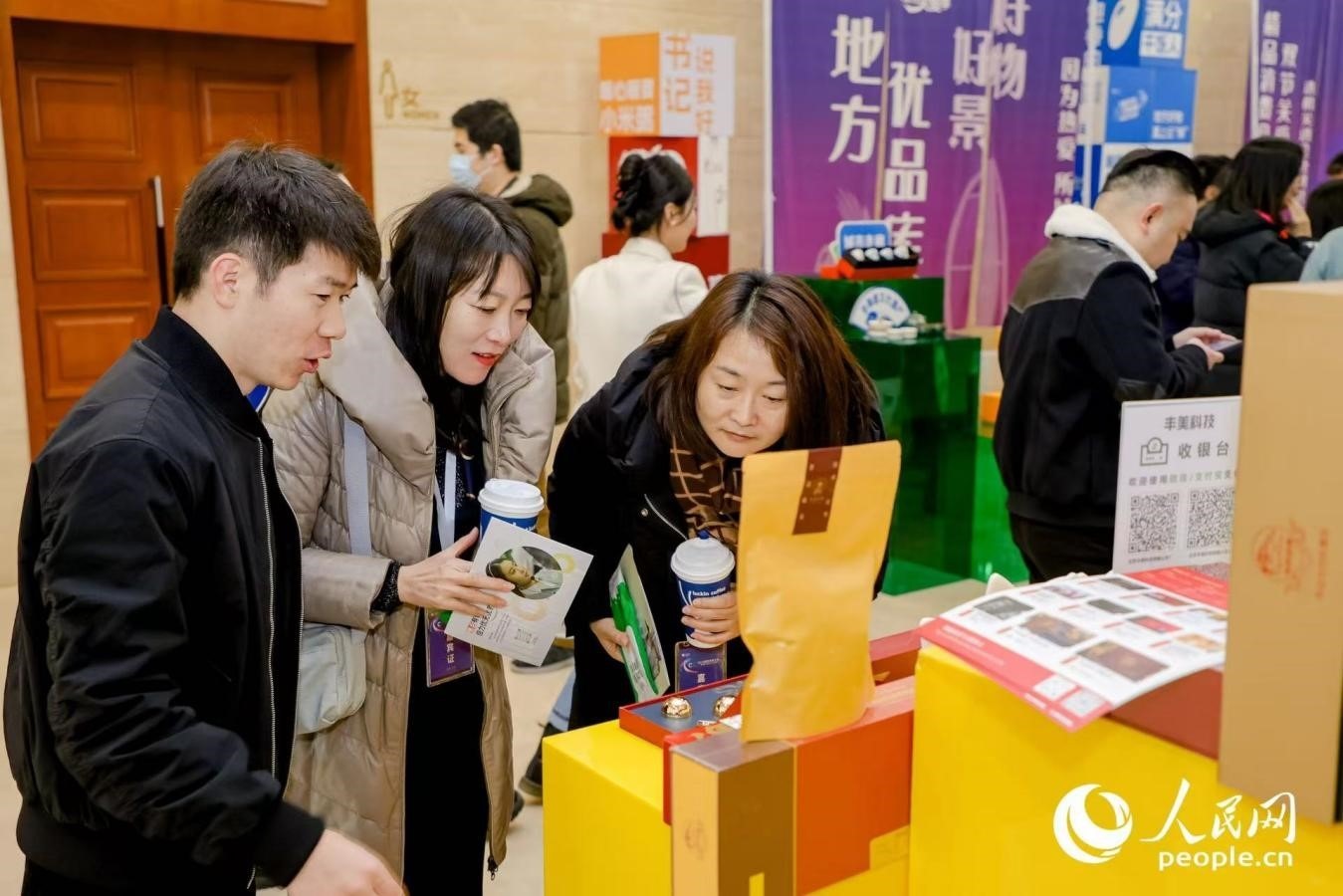 “精品消費(fèi)月·雙節(jié)關(guān)愛季”專項(xiàng)工作首站活動現(xiàn)場。