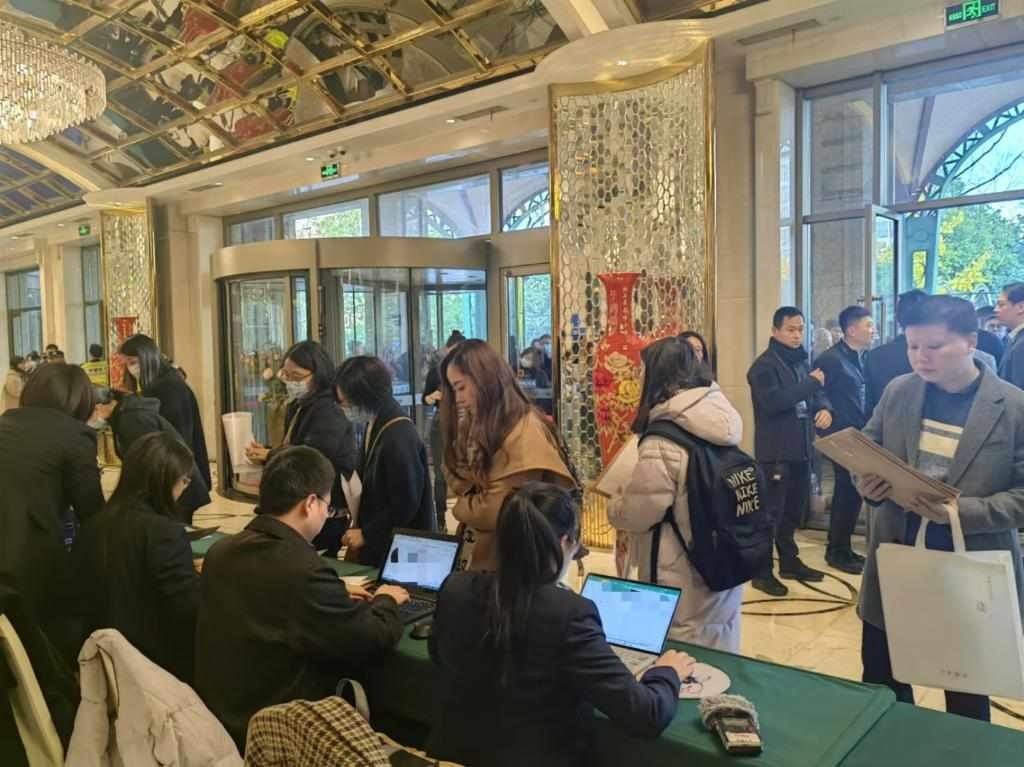 12月12日，第十批國家組織藥品集中帶量采購現場。新華社記者龔雯 攝