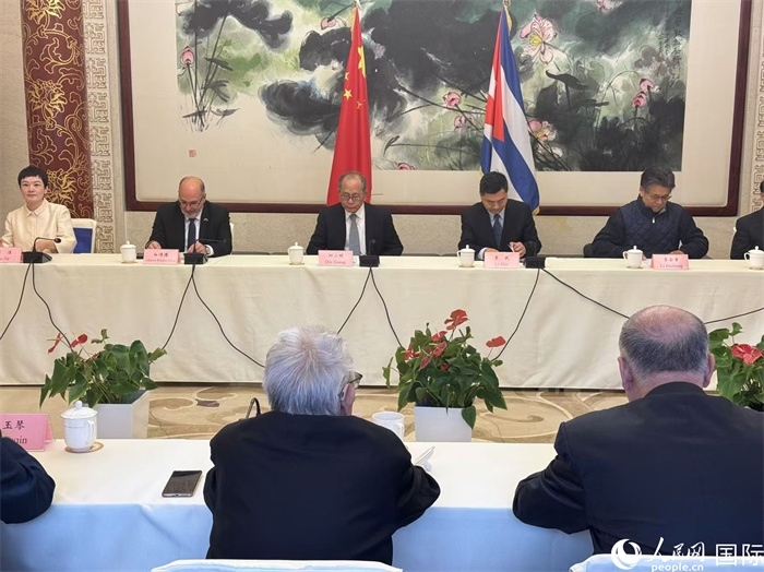 “紀(jì)念首批中國學(xué)生赴古巴留學(xué)暨中古開啟教育合作60周年座談會(huì)”在京舉辦。人民網(wǎng)記者 趙健攝