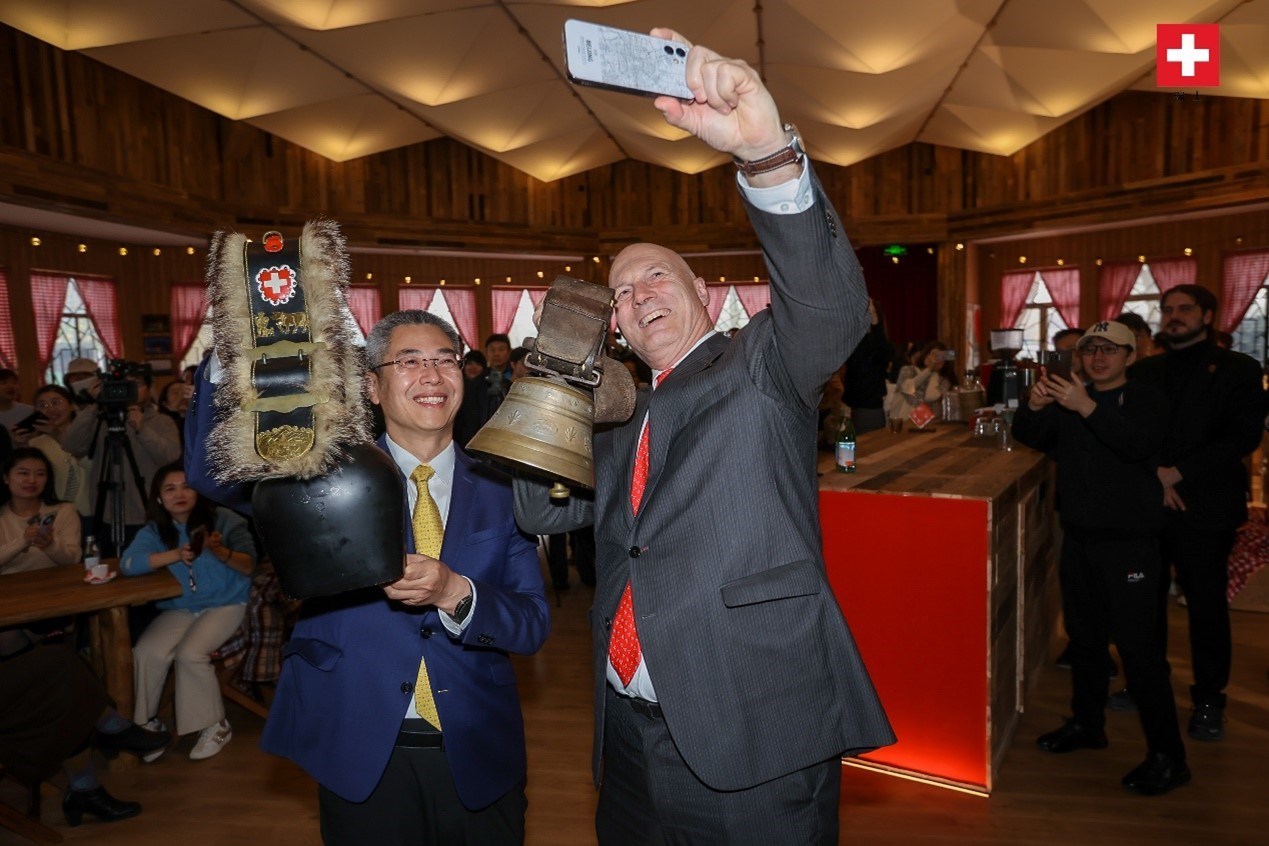 瑞士駐華大使白瑞誼與北京市西城區(qū)委副書記、代區(qū)長(zhǎng)郅海杰搖響瑞士牛鈴，共同為小木屋揭幕。瑞士駐華大使館供圖