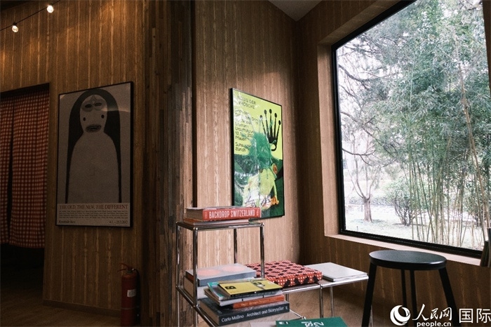 小木屋室內(nèi)一角體現(xiàn)出時(shí)尚簡(jiǎn)約的瑞士元素。人民網(wǎng) 實(shí)習(xí)生黃睿攝