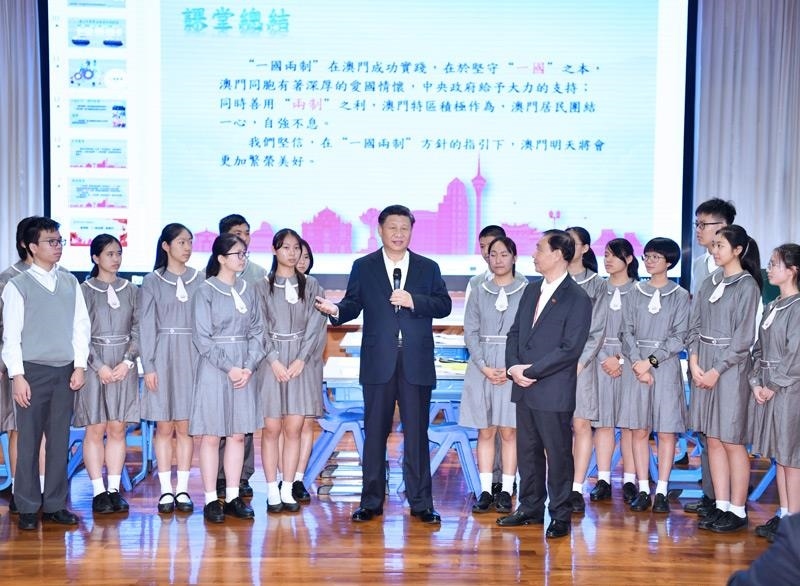 △2019年12月19日，在濠江中學(xué)附屬英才學(xué)校觀摩以“‘一國兩制’與澳門”為題的中國歷史公開課后，習(xí)近平主席走到學(xué)生中間即席發(fā)表重要講話。